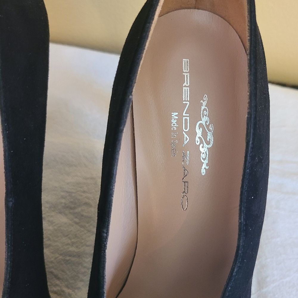 Brenda Zaro black suede pump V cut size 8 - Picture 5 of 7
